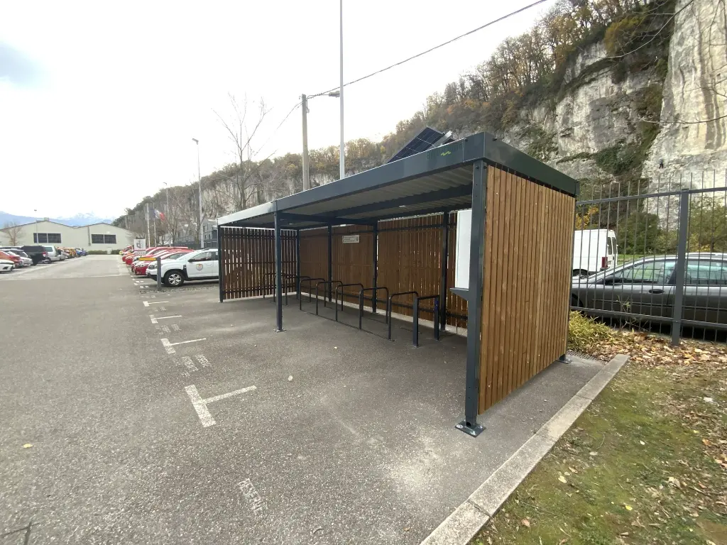 Abri vélo Bosquet en bois installé sur un site d’entreprise