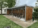 Abri vélo Bosquet en bois avec vélos et station de réparation
