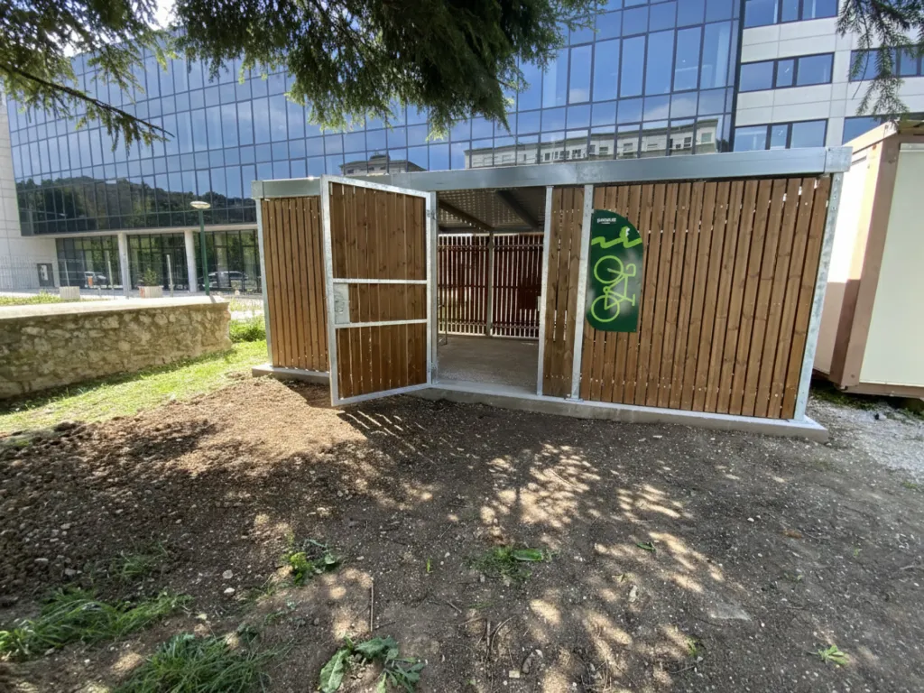 abri vélos bosquet fermé devant batiment en bois.webp