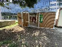 abri vélos bosquet fermé devant batiment en bois.webp