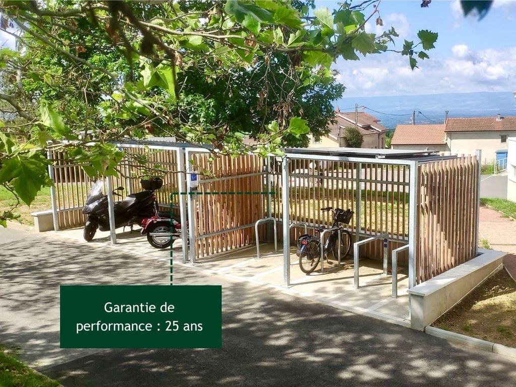 Abri vélo ouvert en bois avec recharge solaire pour vélos électriques
