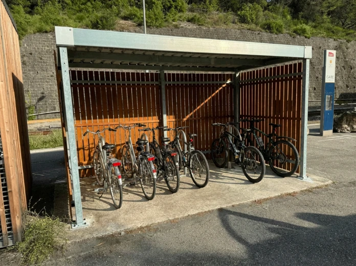 ByCommute pose 3 abris vélos bois aux Pays des Paillons
