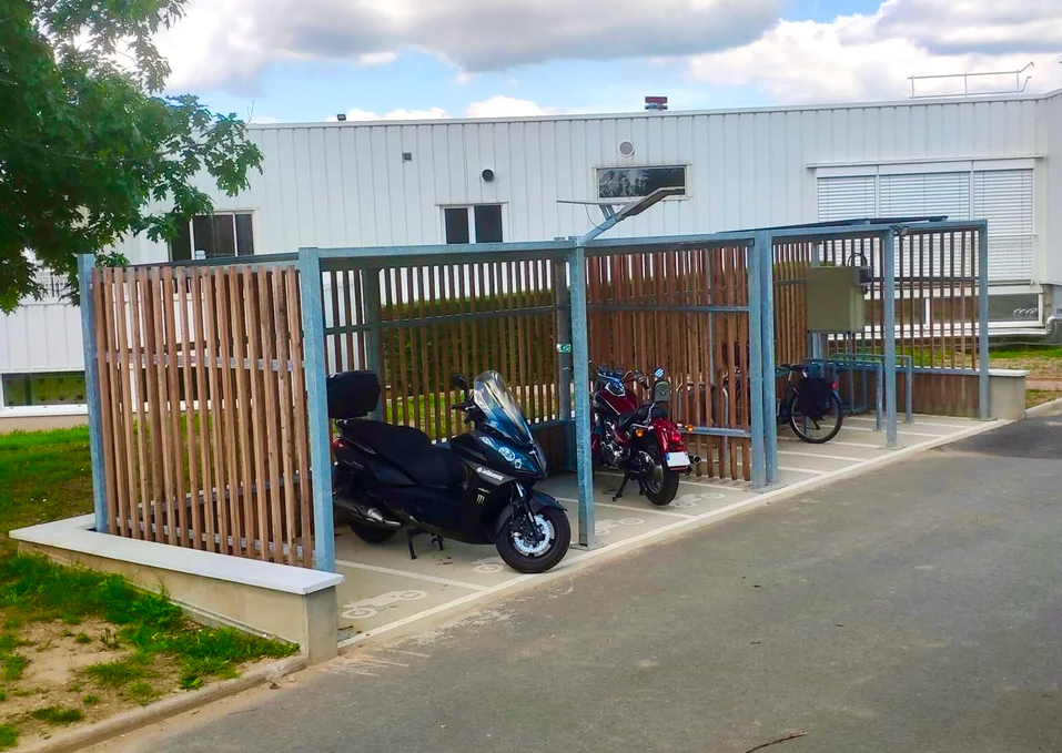 Bycommute pose un abri vélo bois à Bussières
