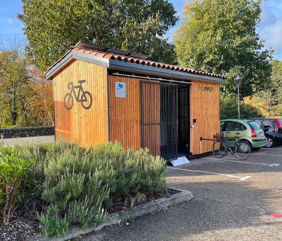 Bycommute pose un abri vélos à Beauchastel
