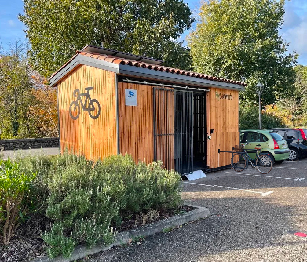 ByCommute installiert einen Fahrradunterstand in Beauchastel