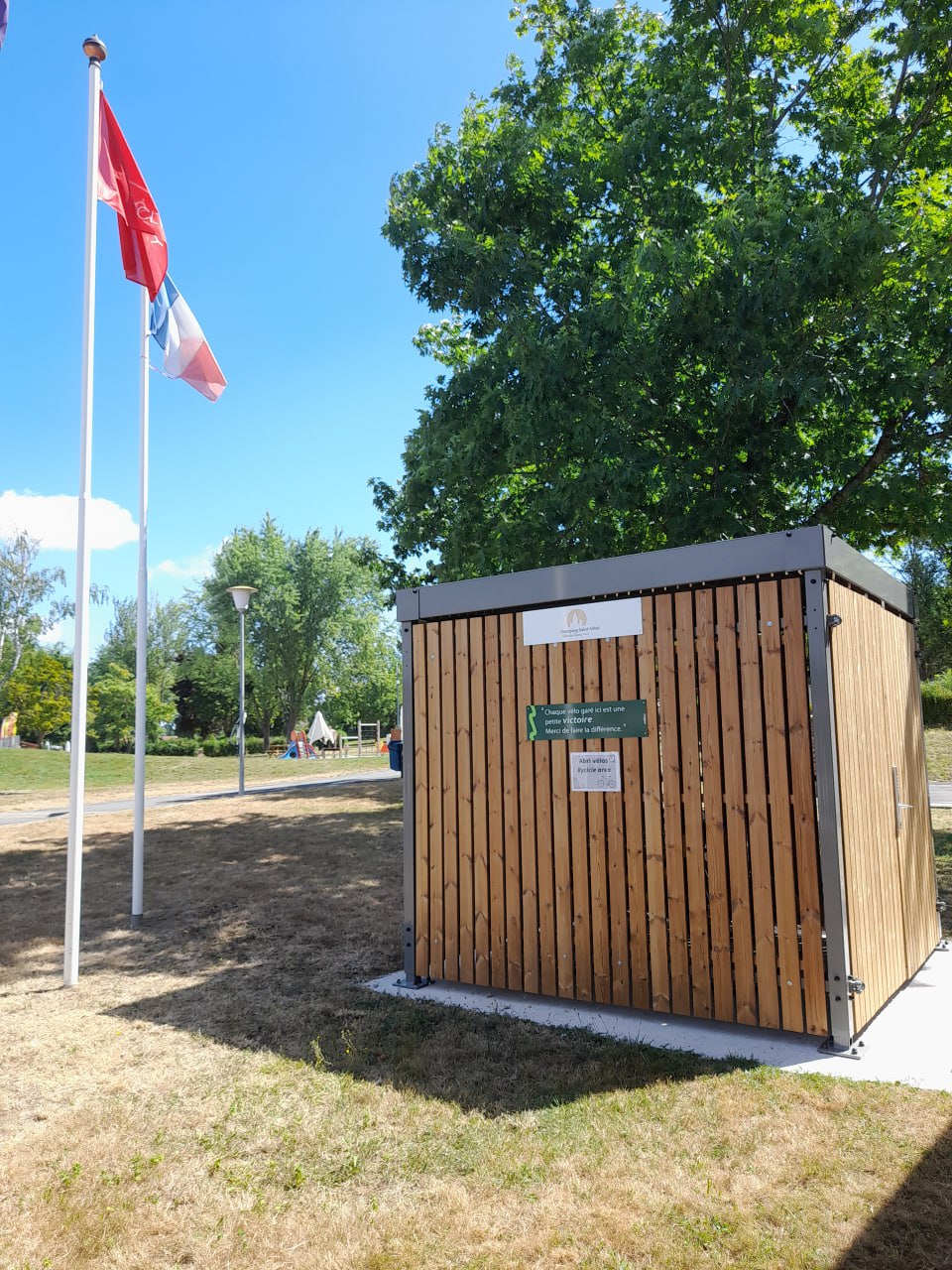 ByCommute installiert einen Fahrradunterstand für den städtischen Campingplatz in Cluny