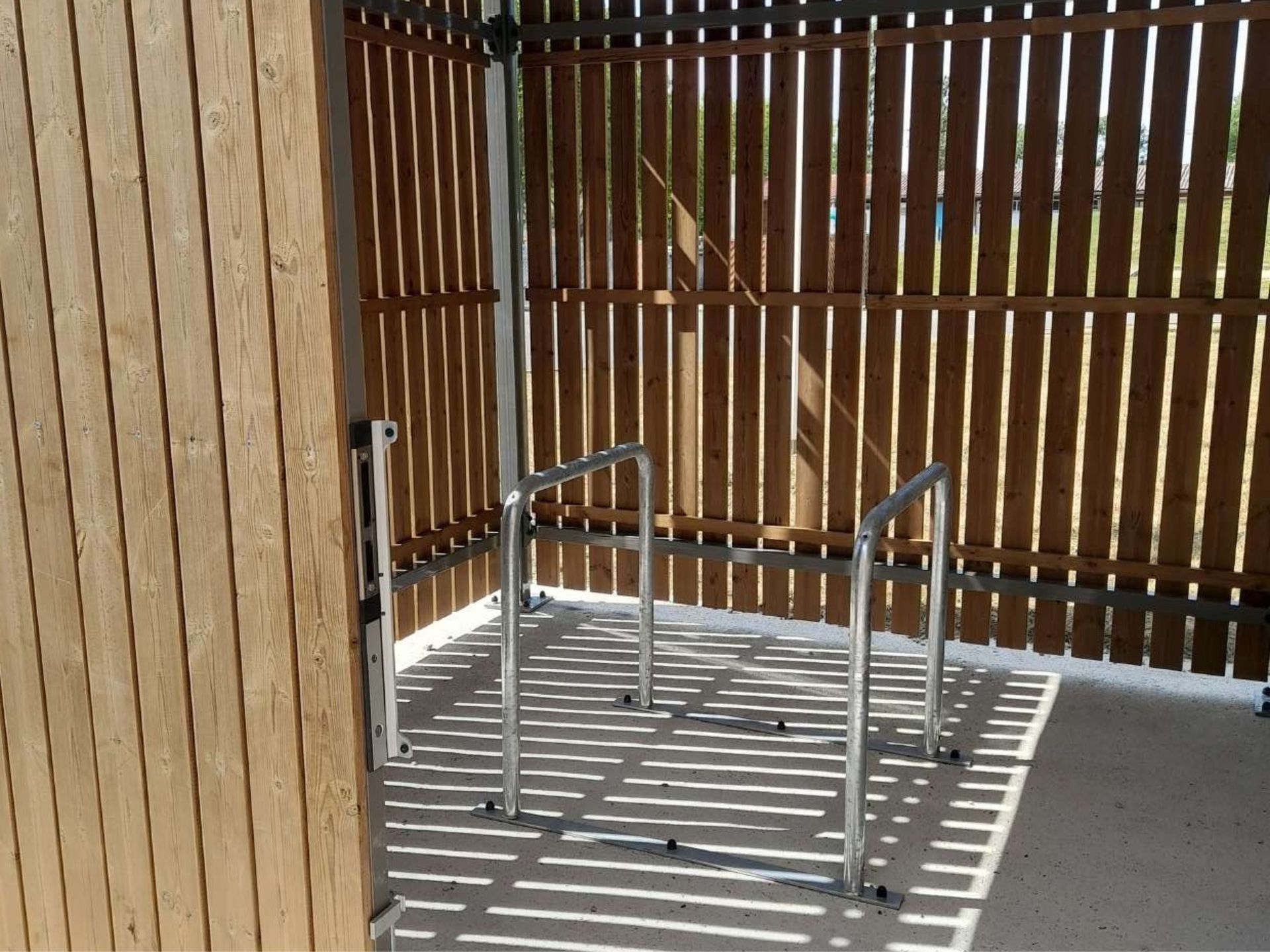 ByCommute installs a bike shelter for the municipal campsite in Cluny