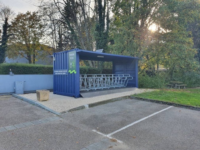 ByCommute installe un abri vélos pour l'école l'INSEEC Chambéry