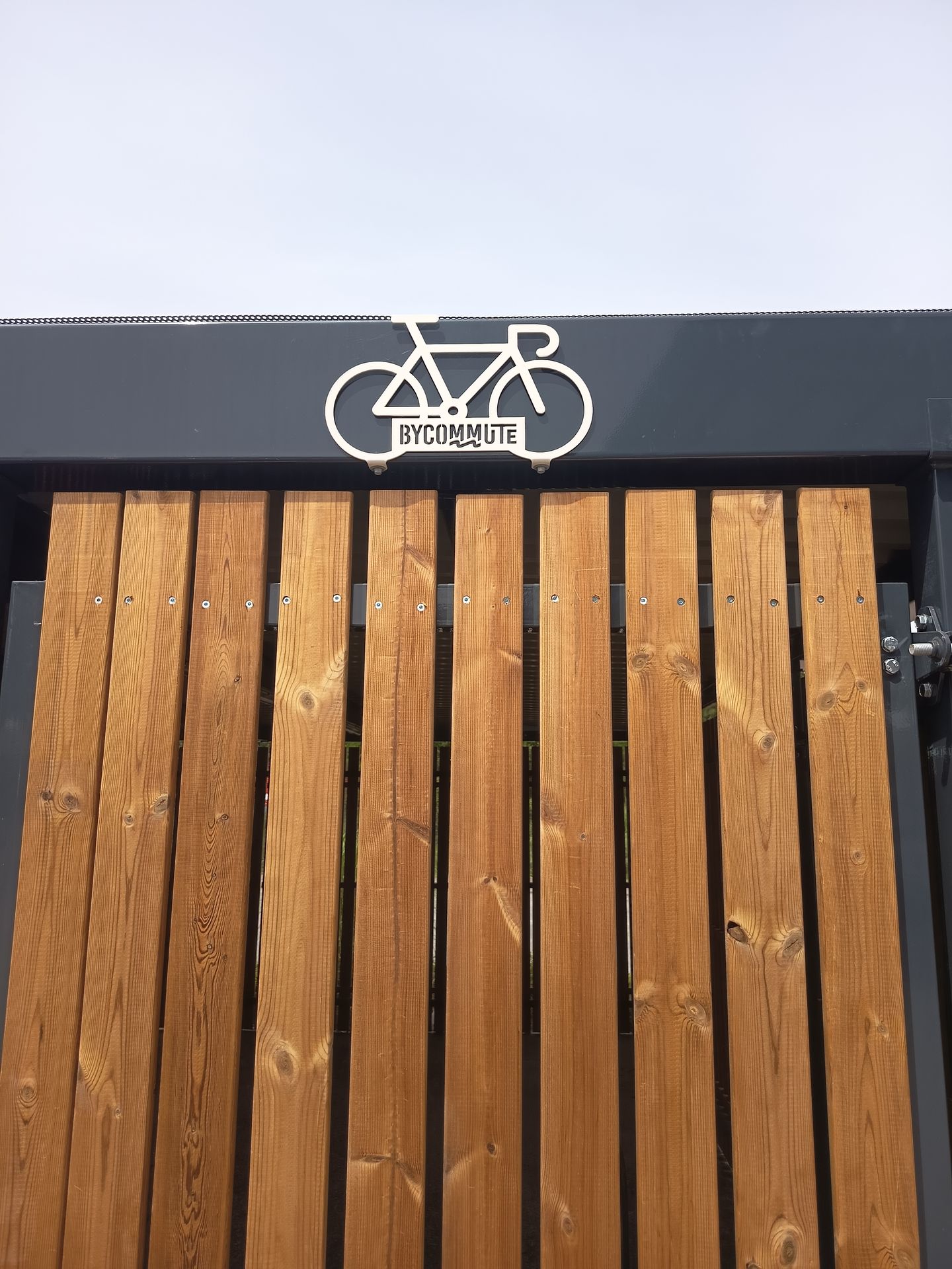 ByCommute instala un refugio para bicicletas para la Commune de Auray
