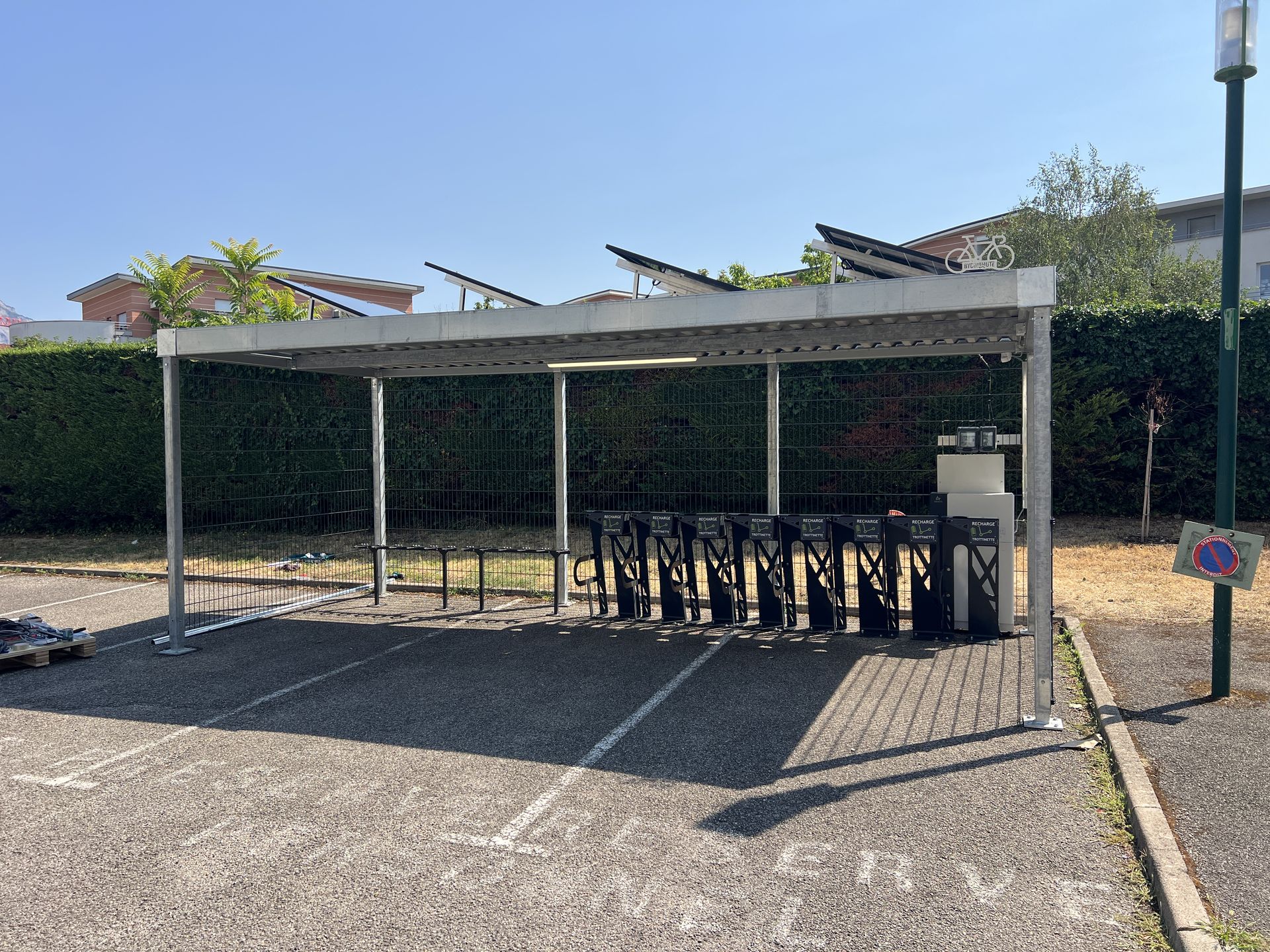 Abri vélo ouvert ByCommute avec recharge solaire installé à La Houille Blanche à Grenoble