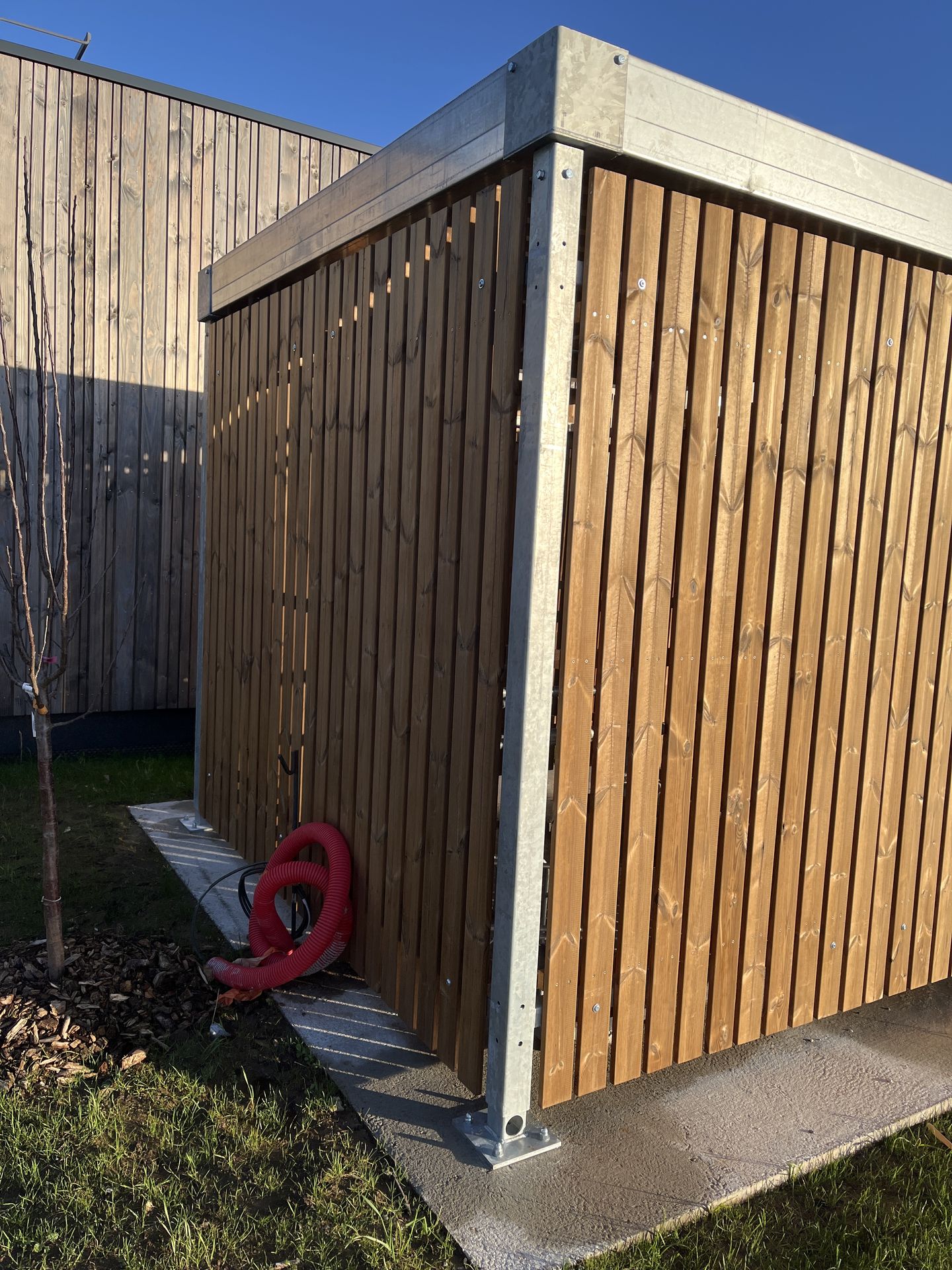 ByCommute installiert einen kompakten geschlossenen Bosquet-Fahrradunterstand bei Minou