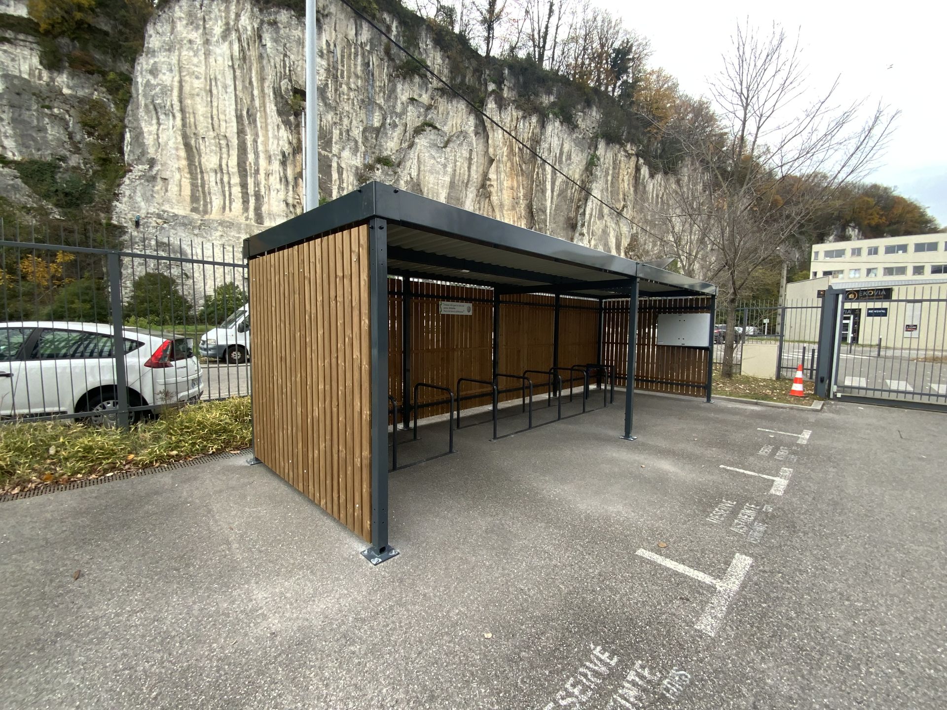 ByCommute installiert einen Bosquet-Fahrradunterstand beim SDIS 38