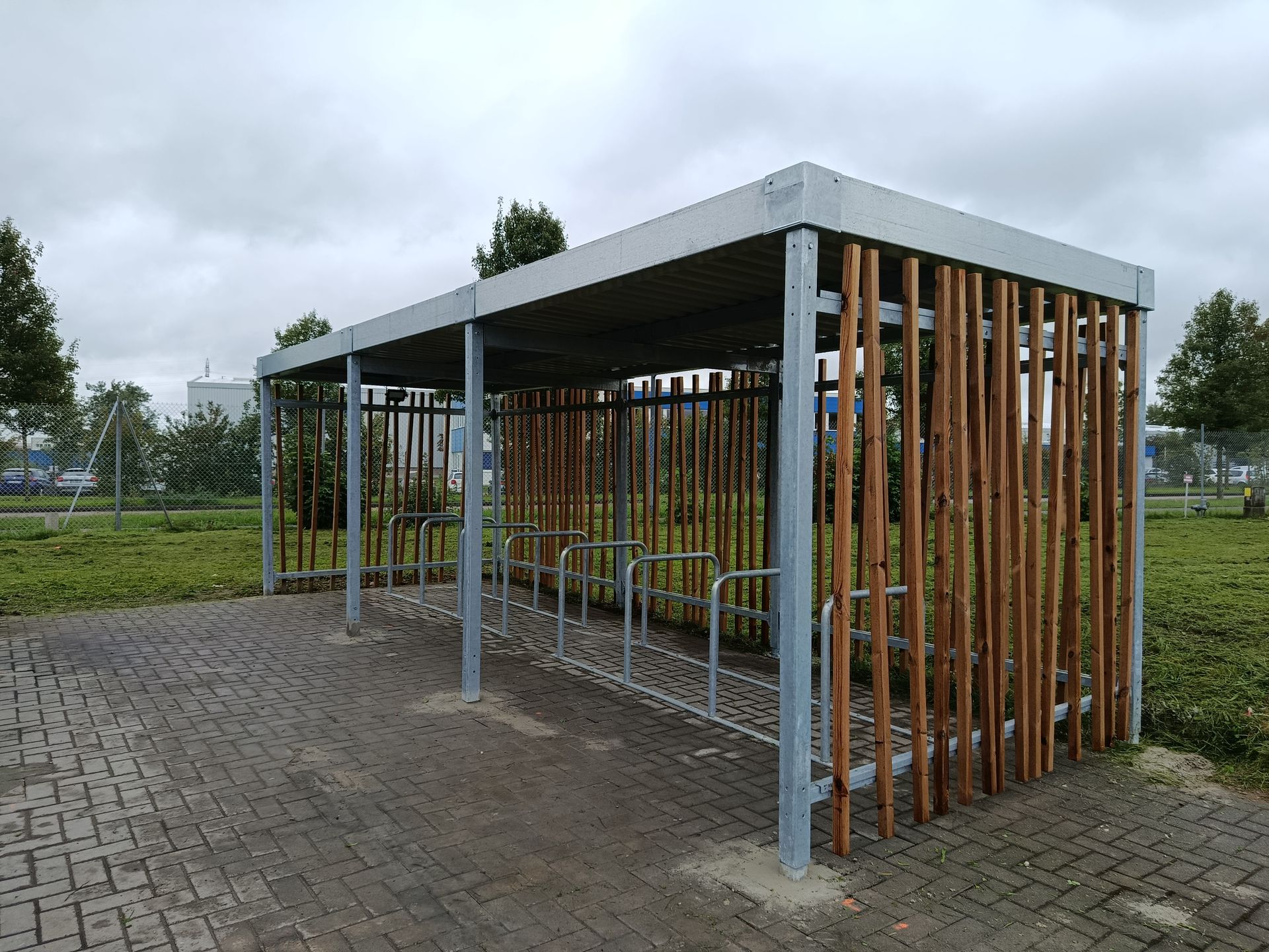 ByCommute installiert einen Jungle-Fahrradunterstand bei Auchan ARL EST