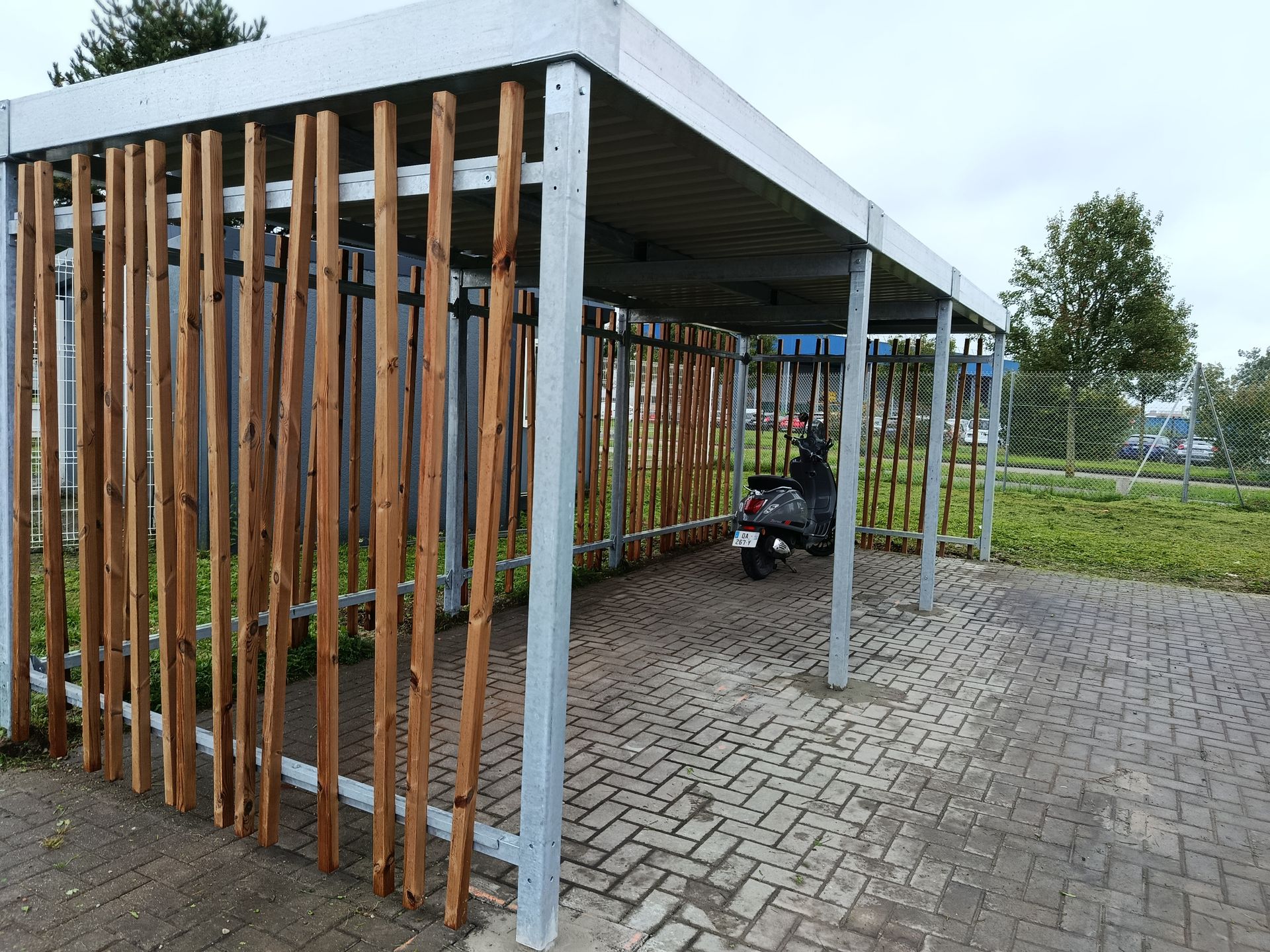 ByCommute instala un refugio para bicicletas Jungle en Auchan ARL EST