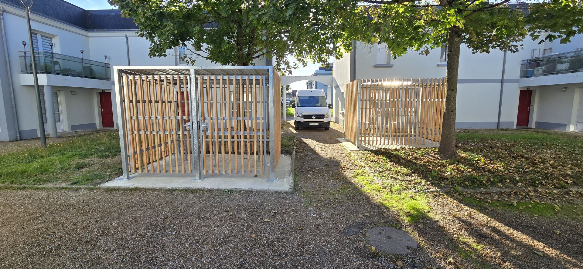 ByCommute installiert einen kompakten geschlossenen Jungle-Fahrradunterstand bei Podeliha