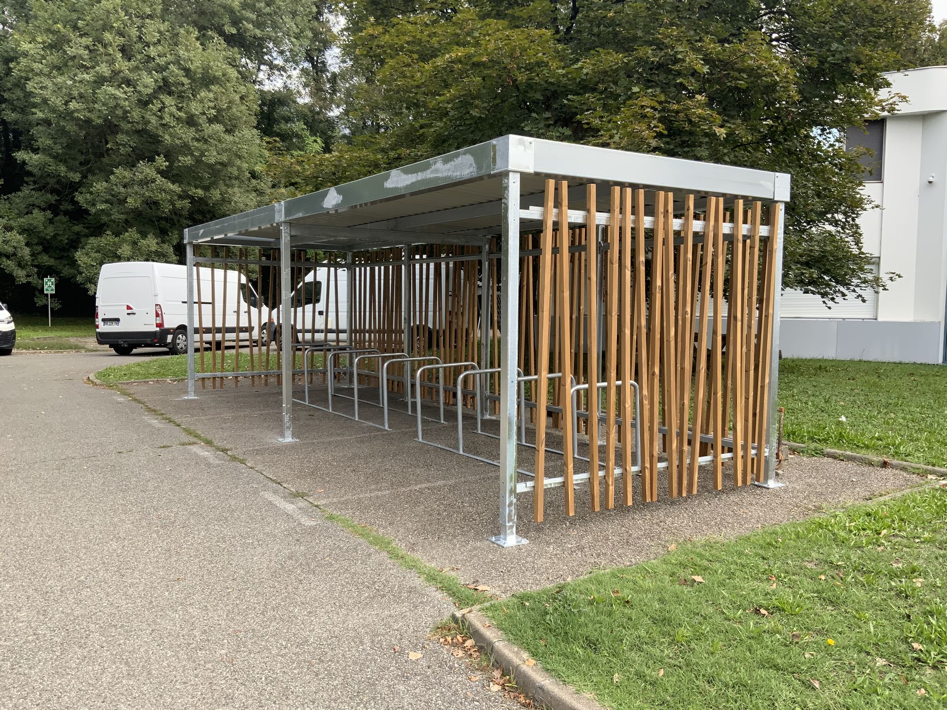 ByCommute installe un abri vélos Jungle à l'EKLORE